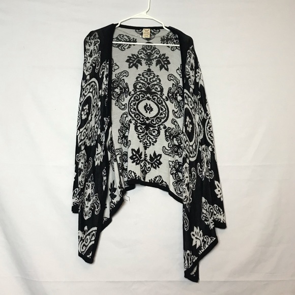 Sweaters - Long sleeve black and white cardigan